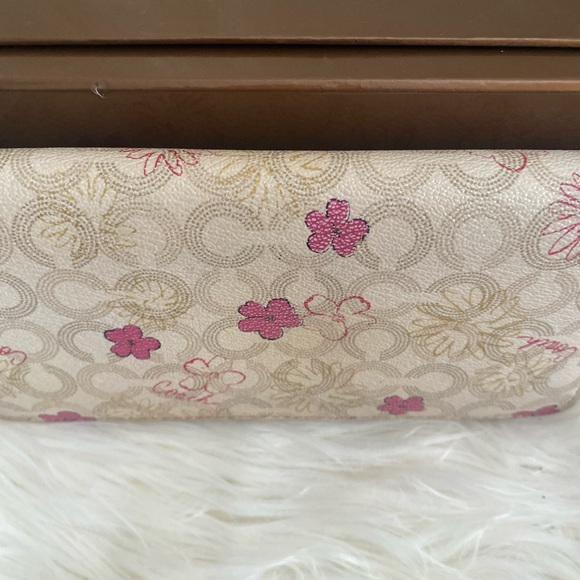 Coach Zippy Wallet - Picture 3 of 6